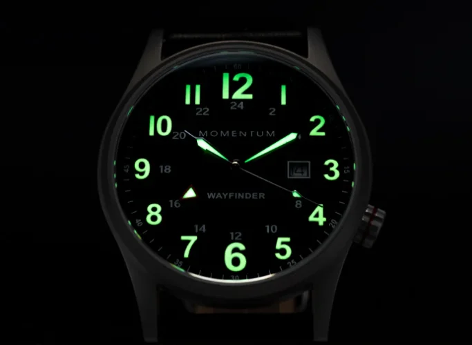 Montre Momentum Watches pour homme de couleur argent avec bracelet en acier Wayfinder GMT White 40MM
