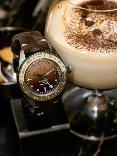 Zilverkleurig herenhorloge van Out Of Order Watches met leren band Irish Coffee GMT 40MM Automatic