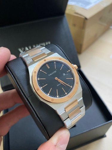 Zilverkleurig herenhorloge van Valuchi Watches met stalen band Date Master - Silver / Gold Date 38MM