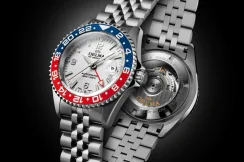 Zilverkleurig herenhorloge van Delma Watches met stalen riem band Santiago GMT Meridian Silver / White Red 43MM Automatic