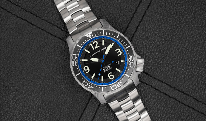 Montre Momentum Watches pour homme de couleur argent avec bracelet en acier Torpedo Blast Eclipse Solar Blue 44MM