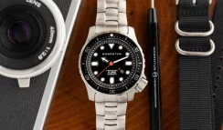Herrenuhr aus Silber Momentum Watches mit Stahlband Torpedo Pro Eclipse Solar 44MM