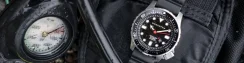 Zilverkleurig herenhorloge van Momentum Watches met een rubberen band Torpedo Pro Eclipse Solar Rubber 44MM