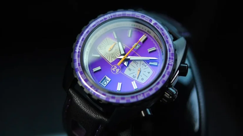 Silberne Herrenuhr Straton Watches mit Ledergürtel Syncro Purple 44MM