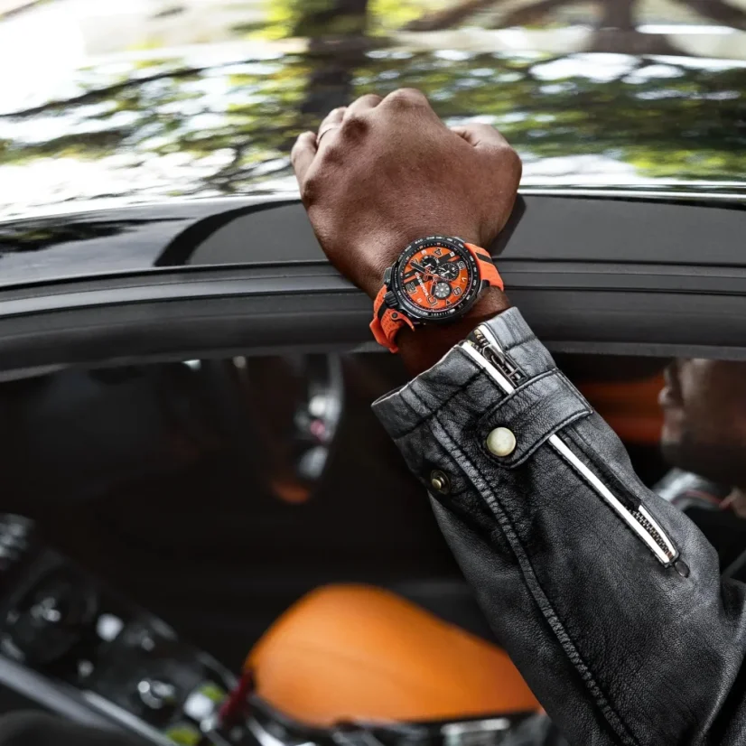 Zwart herenhorloge van Bomberg Watches met een rubberen band RACING CARBON OG 45MM