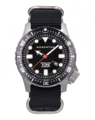 Zilverkleurig herenhorloge van Momentum Watches met textielband Torpedo Black Web NATO Solar 44MM