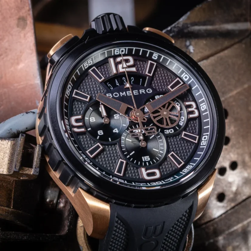 Czarny męski zegarek Bomberg Watches z gumowym paskiem GOLDEN 45MM