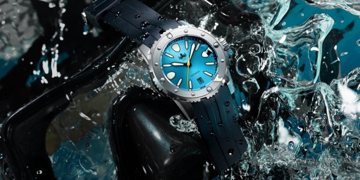 Strieborné pánske hodinky Phoibos Watches s koženým pásikom Great Wall 300M - Blue Automatic 42MM Limited Edition
