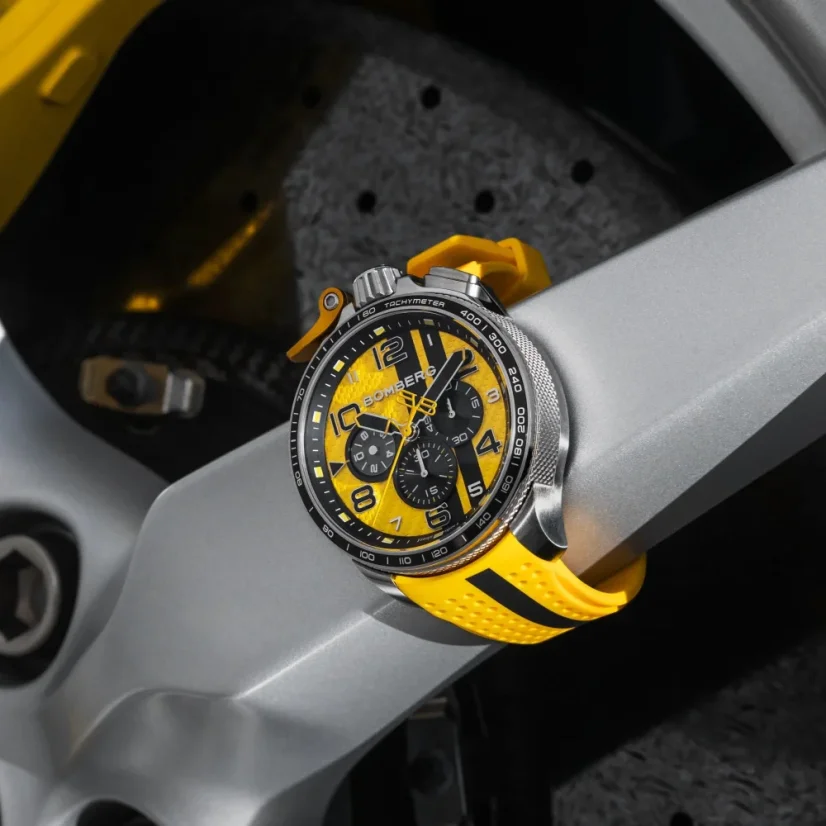 Srebrny zegarek męski Bomberg Watches z gumowym paskiem RACING CARBON YB 45MM