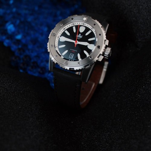 Ασημένιο ρολόι Phoibos Watches για άντρες με δερμάτινη ζώνη Great Wall 300M - Black Automatic 42MM Limited Edition