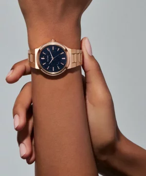 Na której ręce kobieta nosi zegarek?