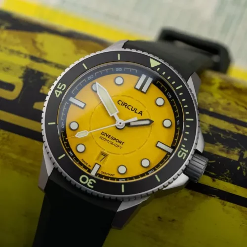 Montre Circula Watches pour homme de couleur argent avec bracelet en caoutchouc DiveSport Titan - Madame Jeanette / Black DLC Titanium 42MM Automatic