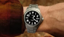 Montre Momentum Watches pour homme de couleur argent avec bracelet en acier Atlas Eclipse Solar Black 38MM