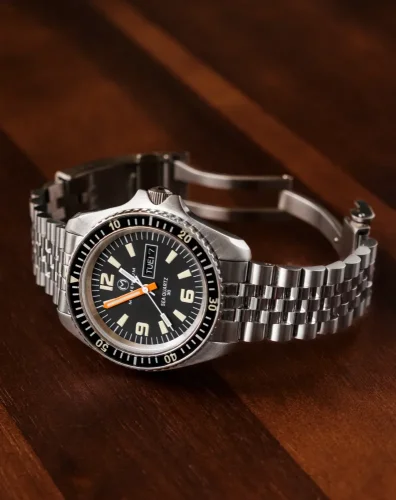 Męski srebrny zegarek Momentum Watches ze stalowym paskiem Sea Quartz 30 Black 42MM