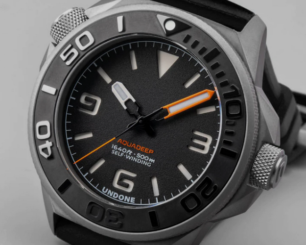 Herrenuhr aus Silber Undone Watches mit Gummiband Aquadeep - Signal Black 43MM Automatic